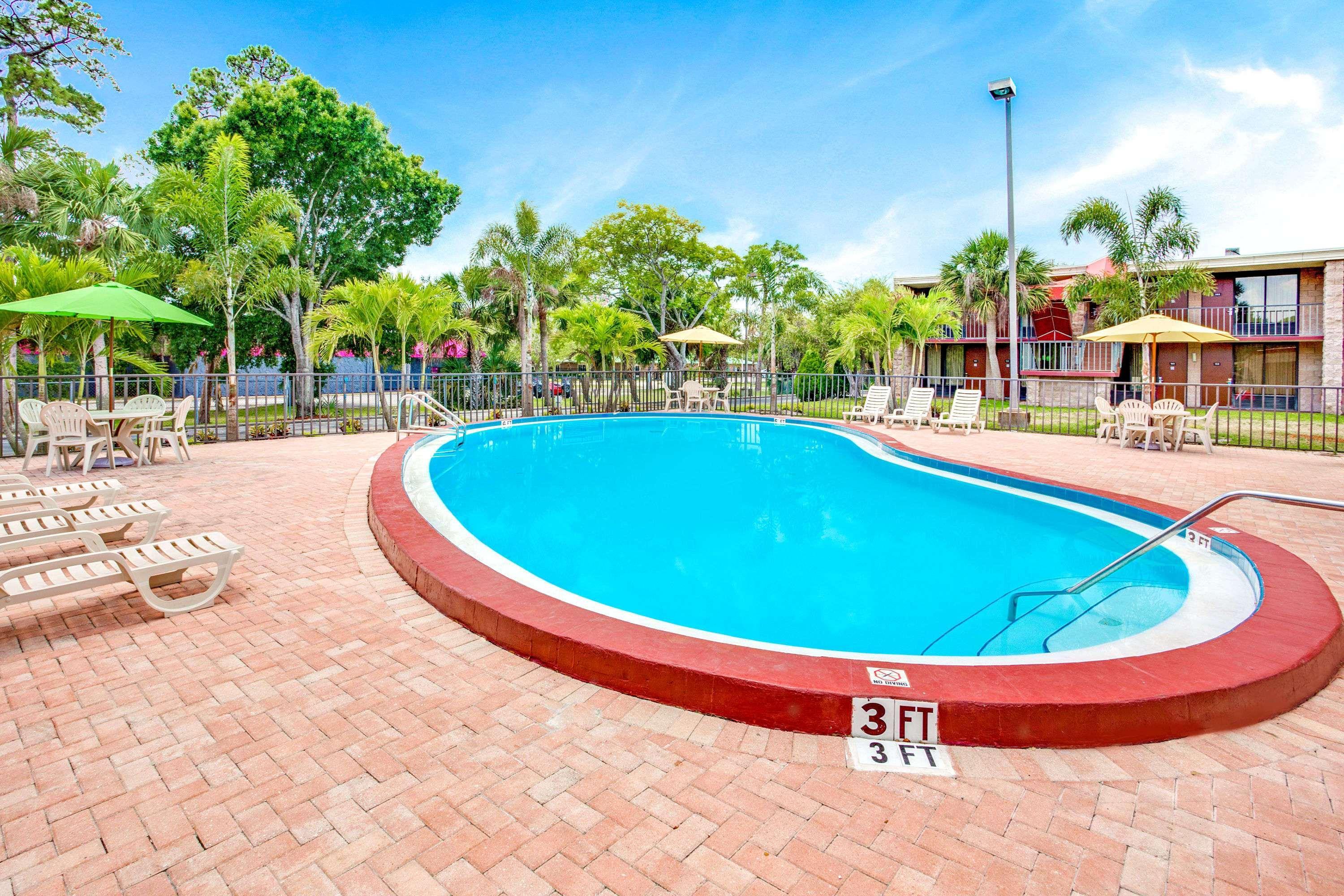 Days Inn By Wyndham Bradenton - Near The Gulf Exteriör bild