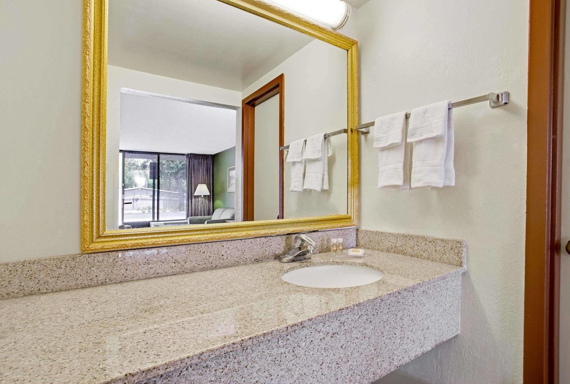 Days Inn By Wyndham Bradenton - Near The Gulf Exteriör bild